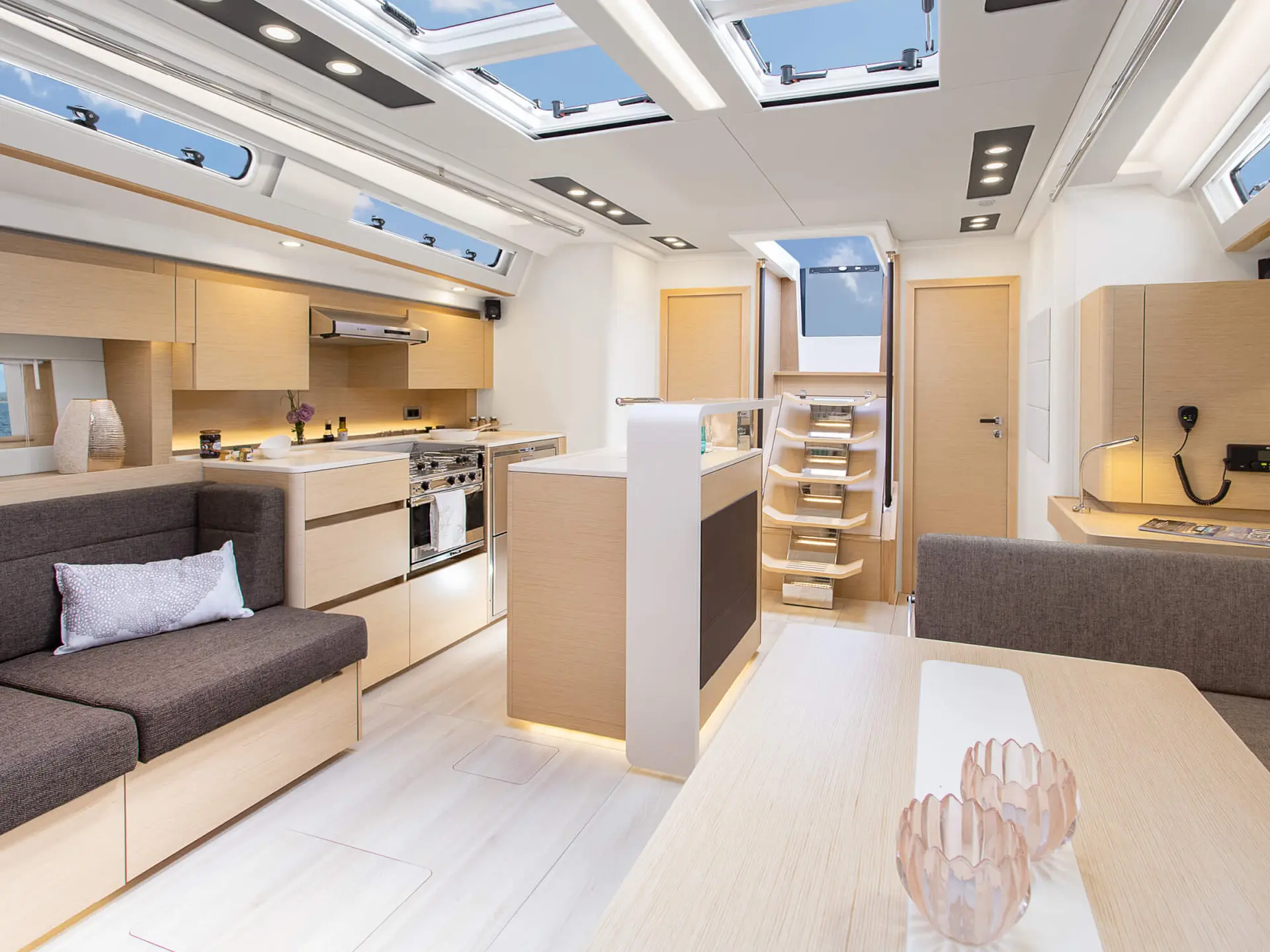 hanse-588-photo-interieur-2018-hanse-588-2018-09-07-interior-03_-1503078796042050457_2000