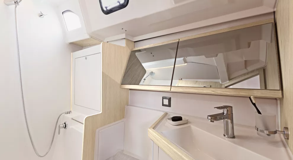 oceanis46.1_interieur_salledebain.jpg
