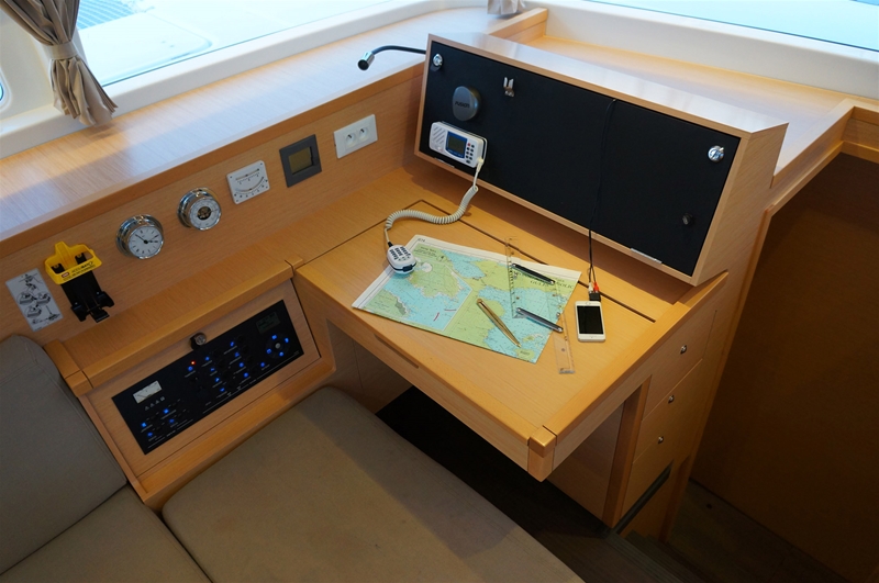 Lagoon 400 S2 Myrto chart table