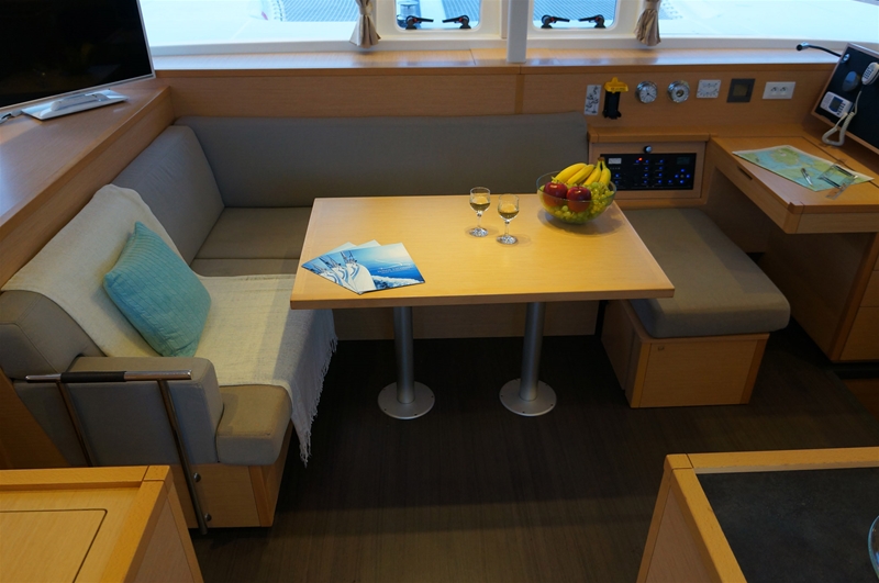 Lagoon 400 S2 Myrto saloon